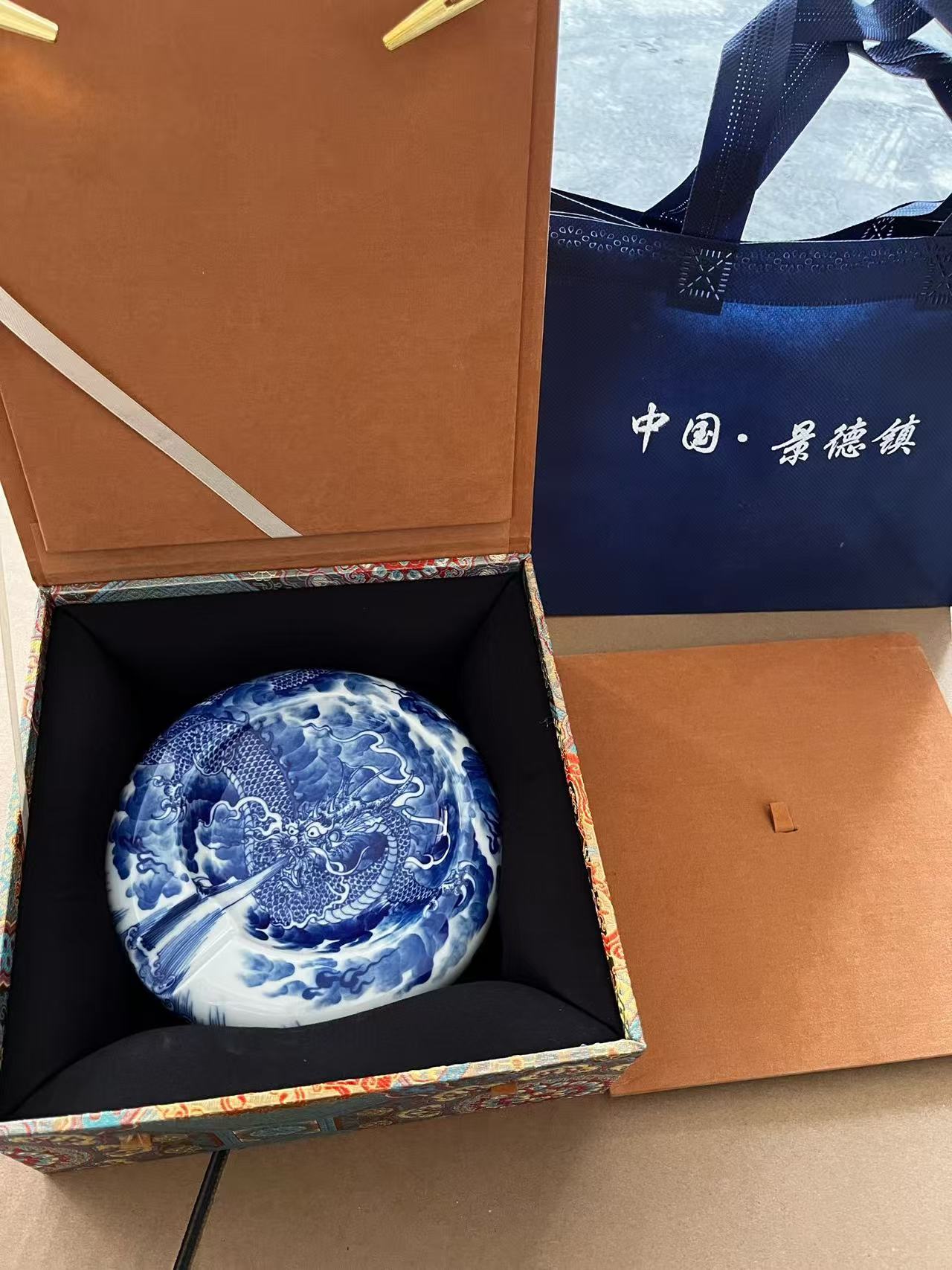 Blue-and-White Dragon-Patterned Cigar Jar