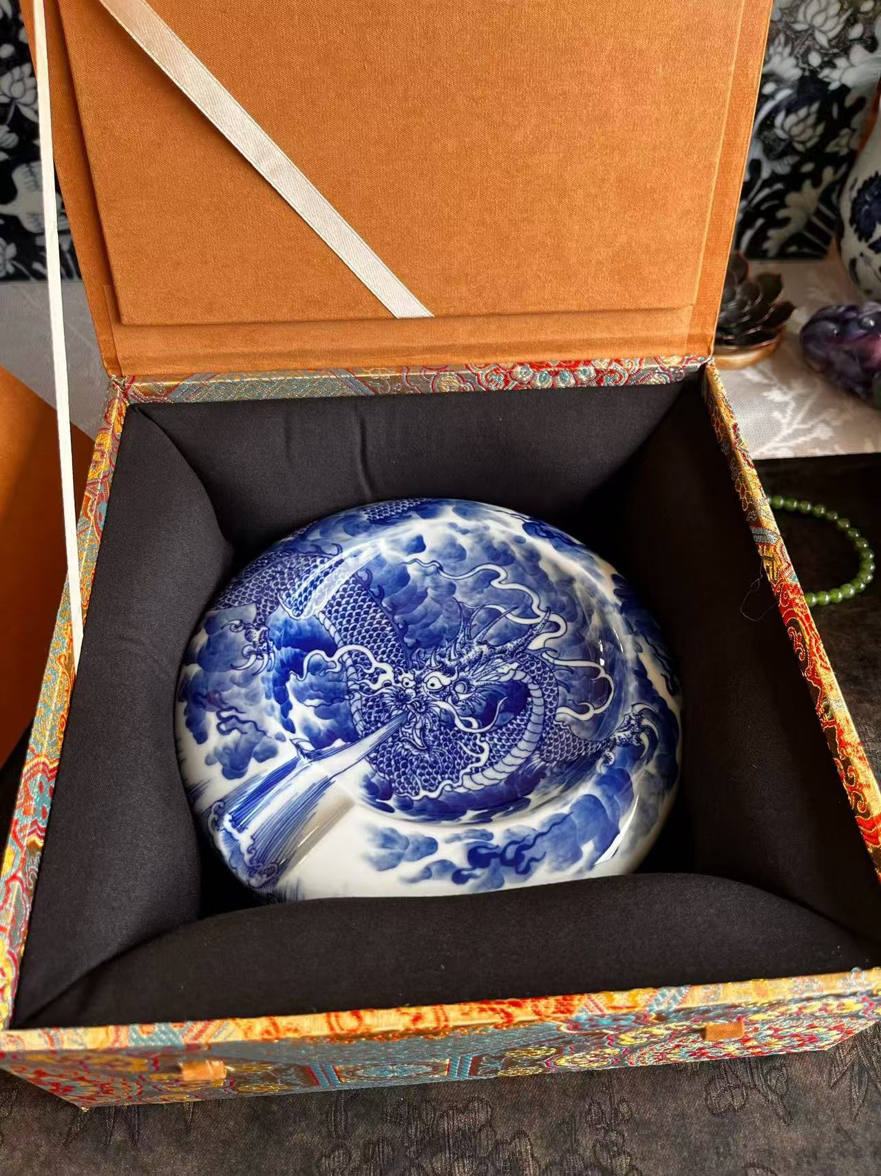 Blue-and-White Dragon-Patterned Cigar Jar