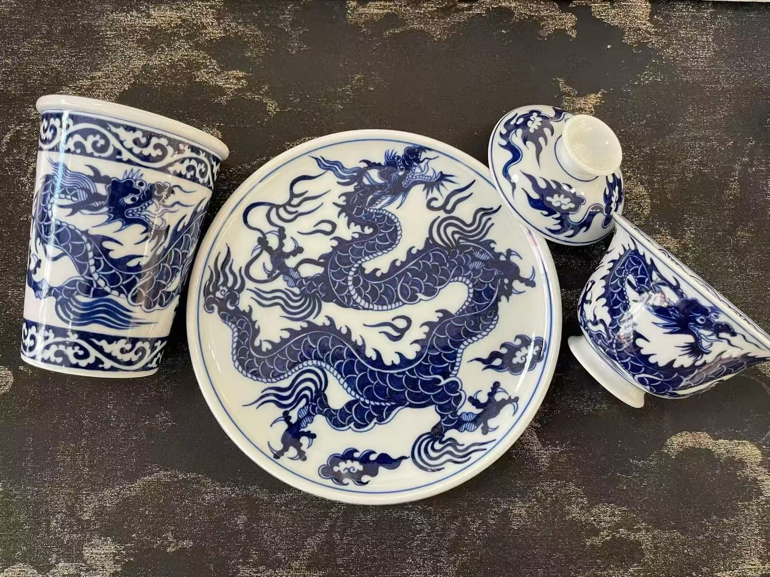 Blue-and-white porcelain from the Chai Kiln, modeled after Yuan-dynasty dragons