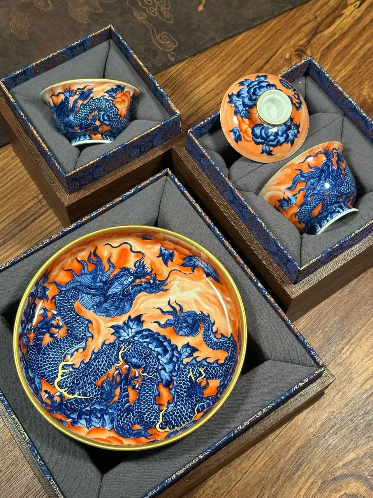 Blue-and-White Porcelain Set with Gold-Outlined Dragons in a Prosperous Era, Decorated with Ferric Red and Gold